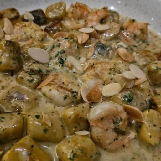Gnocchi de Camarão com Fonduta de Parmesão
