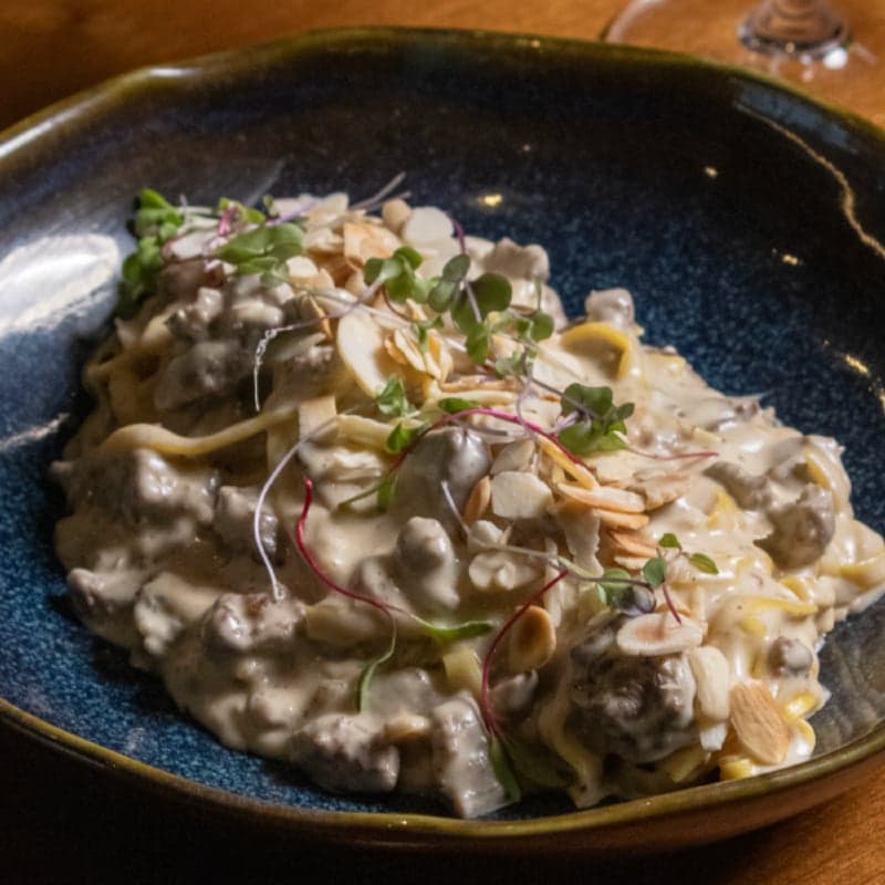 Tagliatelle Gorgonzola com Tiras de Filé e Amêndoas