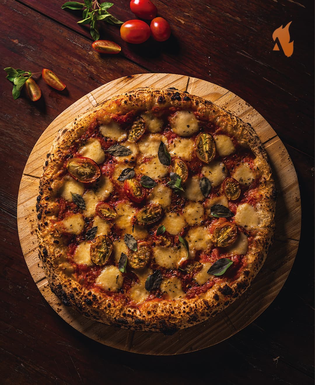 Pizza vista de cima, com borda alta e tostada